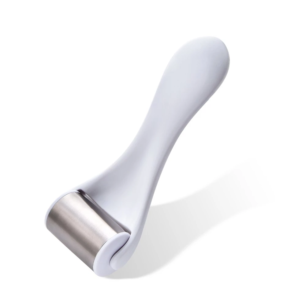 Rodillo blanco masajeador facial frio para skin care