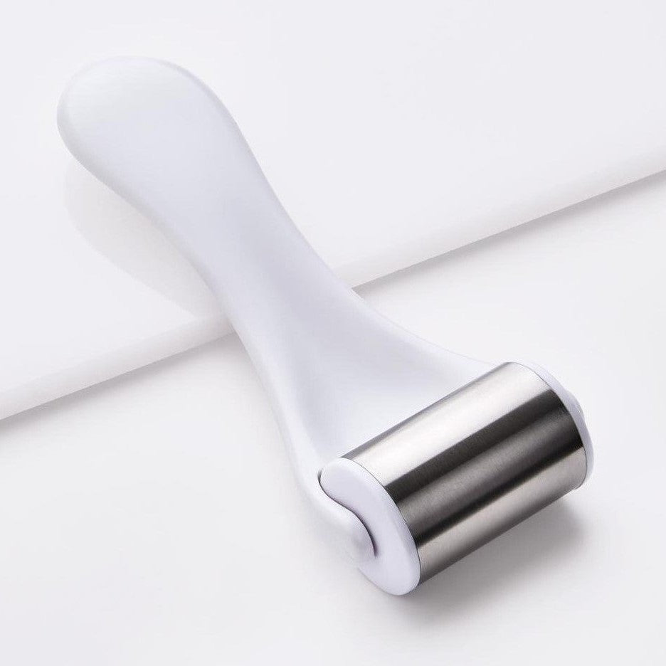Rodillo blanco masajeador facial frio para skin care